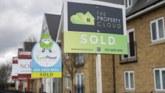 Цените на британските жилища са спаднали за пръв път тази година