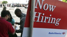 Молбите за помощ при безработица в САЩ спадат до 49-годишно дъно