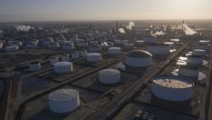 Най-големият вносител на петрол в света може да остане без място за съхранение