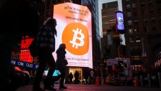 Биткойнът спечели Wall Street и сега си плаща цената