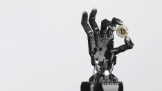 Срещата между блокчейна и AI носи обещания, но и рискове