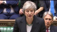 Британският премиер Тереза Мей спечели вота на доверие в парламента