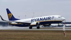 По-евтините билети свиват печалбата на Ryanair