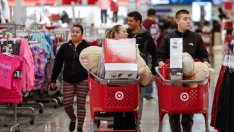 На фона на слабост при други показатели продажбите на дребно в САЩ отчетоха ръст