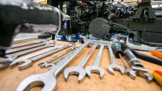 Поръчките към германските фабрики през август са намалели за четвърти месец