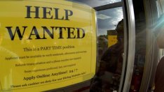 Затягането на пазара на труда в САЩ продължава