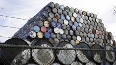 Петролът отчете първо седмично поскъпване от три седмици