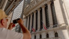 S&P 500 спада за пети пореден ден, Walmart повлече Dow с 200 пункта надолу*