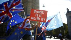 Британският парламент няма да гласува споразумението за Brexit преди януари