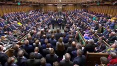 Британският парламент натовари Тереза Мей да предоговори Brexit