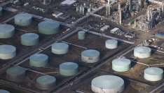 МАЕ обърна прогнозата си за петролните пазари тази година от излишък на дефицит