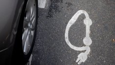 Великобритания спира субсидиите за е-автомобили на фона на засилено търсене