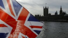 И Fitch понижи перспективата за британския кредитен рейтинг 