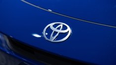 Продажбите на Toyota за полугодието спадат въпреки силния интерес към хибридите
