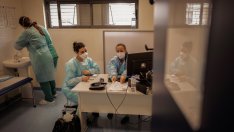 Недостигът на здравни работници води до агресивна битка за служители в цял свят