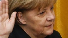 Сутринта в Берлин, вечерта в Париж – първият ден на новия стар канцлер 