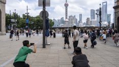 Активността в сферата на услугите в Китай се разширява, но външното търсене се забавя