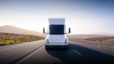 Tesla достави първия влекач Semi на Pepsi, без да коментира цени и производство
