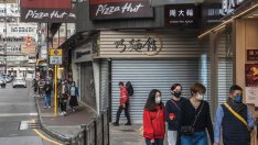 Хонконг ще се опита да отмени задължителното носене на маски още в началото на март