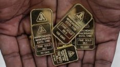 Цената на златото продължава движението си надолу