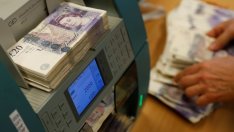 Паундът навлиза в нова критична седмица