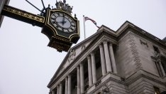 Английската централна банка последва Фед и запази лихвите си