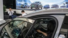 Продавачите на къси позиции се прицелват в основния конкурент на Tesla 