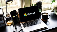 Печалбата и приходите на Microsoft надхвърлиха прогнозите, но акциите поевтиняха