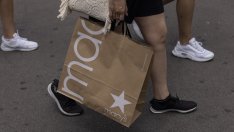 Устойчивото търсене на луксозни стоки накара Macy's да повиши годишната си прогноза