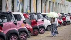 Пазарът на нови коли в Китай отчита спад заради чиповете и недостига на енергия