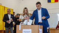 Провежда се втори тур на президентските избори в Румъния