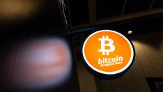 Цената на биткойна се отдалечава все повече от прага от 80 хил. долара
