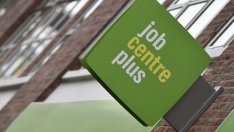 Безработицата във Великобритания пада под 5% за първи път от 2005 г.