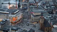 Секторът на услугите поддържа германската икономика над повърхността