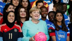 Меркел не сменя политиката си за мигрантите, а само думите, смятат анализатори