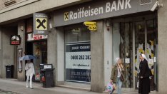 Raiffeisen отлага напускането на Русия, подкрепена от Австрия в спора ѝ с ЕЦБ