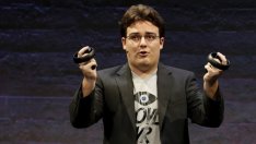Основателят на Oculus Палмър Лъки напуска Facebook