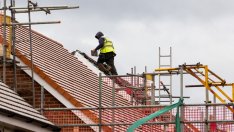 Спадът на жилищния пазар във Великобритания тласка надолу строителната дейност