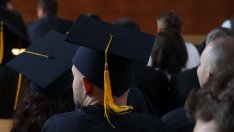 Най-високи възнаграждения получават висшистите в България по компютърни науки