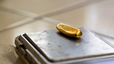 Митата поддържат цената на златото близо до рекордно високо ниво