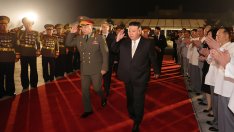 Руски и китайски представители застанаха редом до Ким Чен Ун на военен парад в КНДР