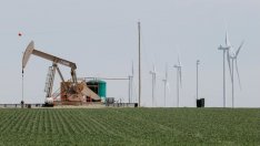 Големите петролни компании инвестират милиарди в чиста енергия