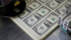 Защо страда доларът?