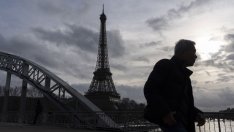 Брюксел натиска Франция да намали разходите въпреки политическите сътресения