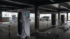 Липсата на ясни регулации създава спънки при общественото зареждане на електромобили в Китай