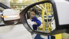 GM поддържа производство в Шанхай, докато работниците спят на пода в местния завод