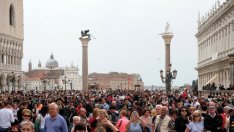 Туристическите такси в битка с тълпите посетители 