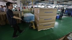 В Китай ученици сглобяват iPhone Х, полагайки незаконно извънреден труд