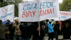 Студенти от НСА протестират срещу опитите за застрояване на базата край Несебър