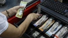 Боливарът отчете най-големия месечен спад в историята си